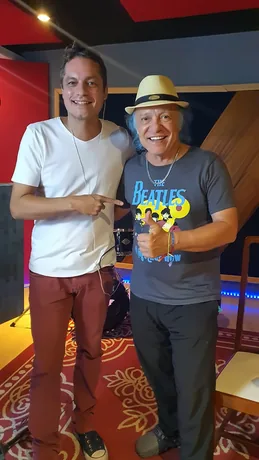 Aldrin Gandra ao lado de Armandinho, de chapéu, em estúdio
