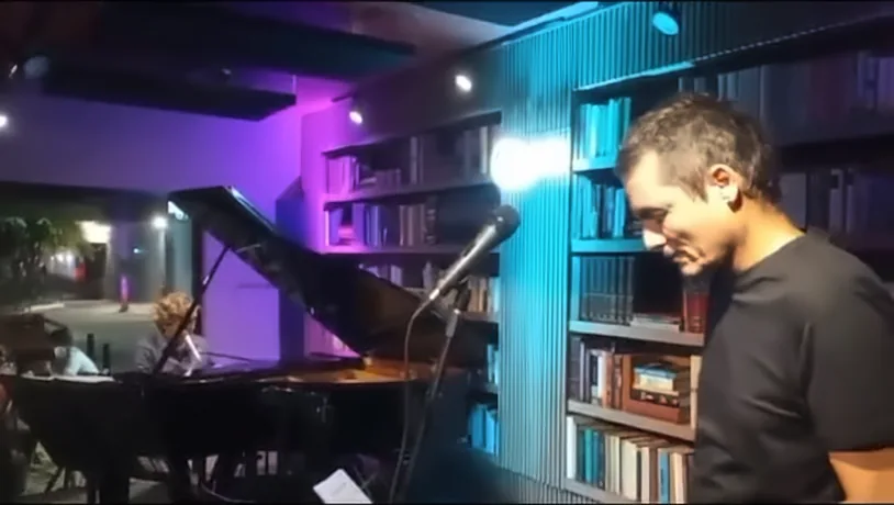 Aldrin Gandra cantando ao lado do piano no Clube de Jazz